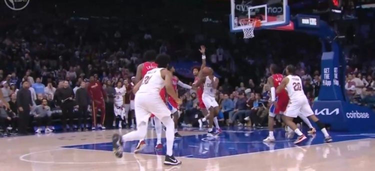 杏彩体育直播-关键判罚！莫布里上篮造成乌布雷犯规 76人挑战失败